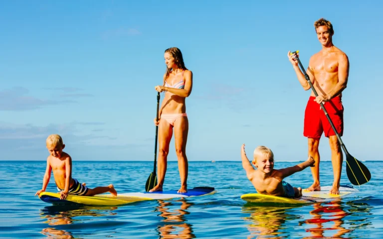 Familie mit Kindern beim paddeln