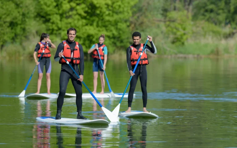 Gruppe von Personen beim paddeln auf SUP