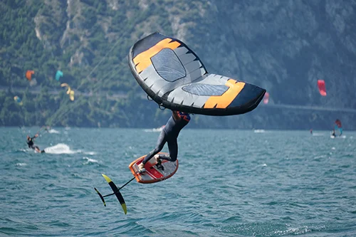 Wingfoiler sportlich auf dem Wasser