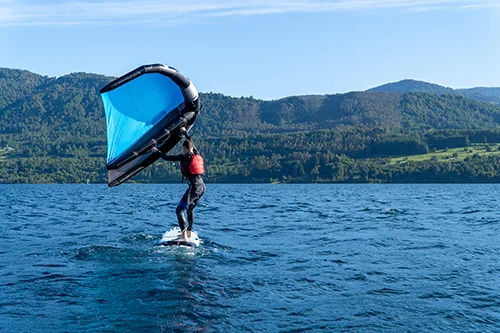 Wingfoiler auf dem See