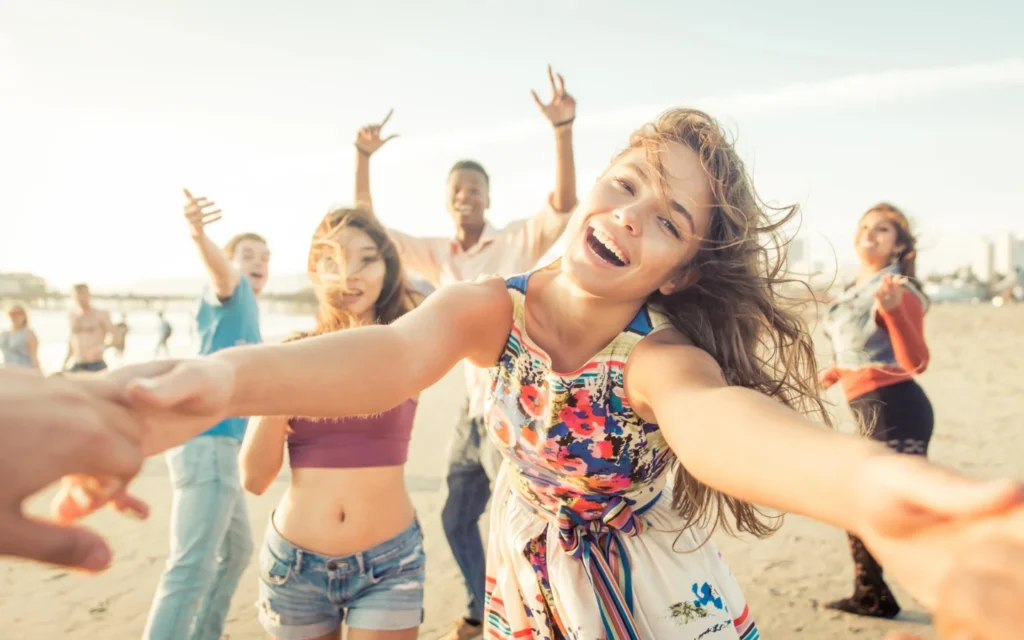 Menschen am Strand beim feiern