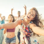 Menschen am Strand beim feiern