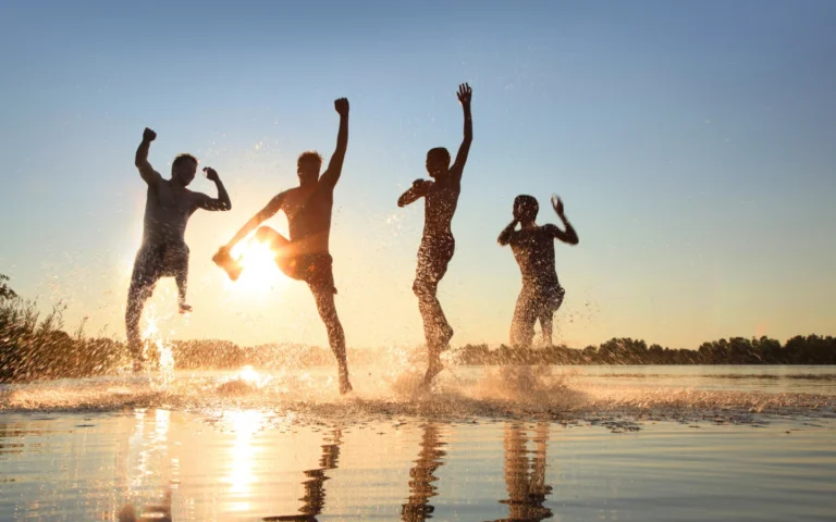 Party peoples im Wasser