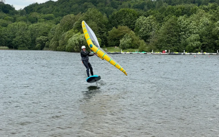 Wingfoil auf dem Wasser