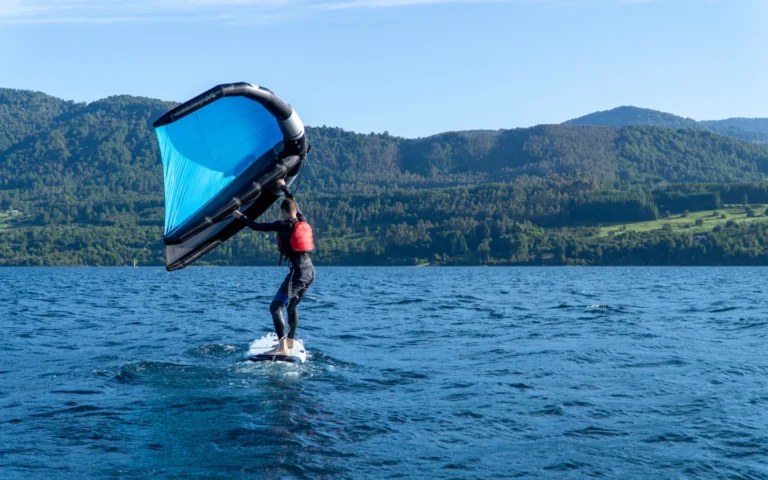 Wingfoiler auf dem See