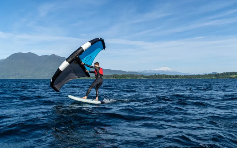 Wingfoiler beim Üben Bostalsee