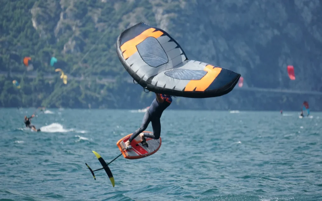 Bostalsee Wingfoiler sportlich auf dem Wasser